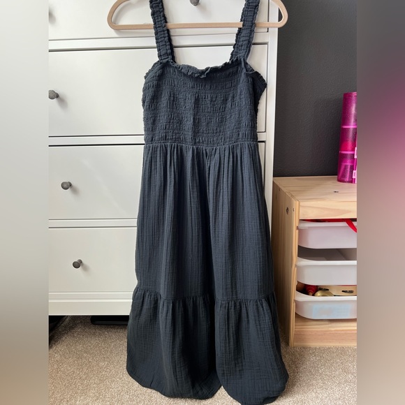 GAP Dresses & Skirts - Never worn GAP black midi Sleeveless smocked Dress medium